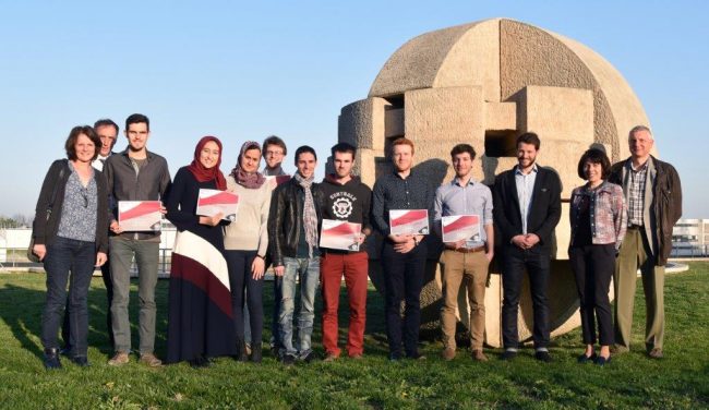 Sylvie Mira-Bonnardel professeur à Centrale Lyon et ses élèves