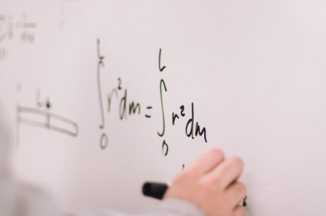L’EMLV aide les étudiants et les salariés à progresser en mathématiques avec le MOOC "Maths" (c) Unsplash