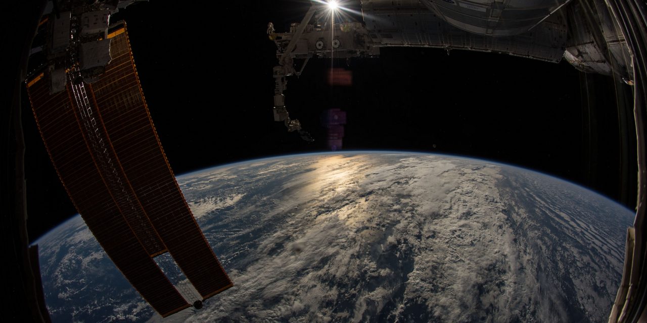Lever du soleil sur la Terre, vu de la Station spatiale internationale. (NASA)