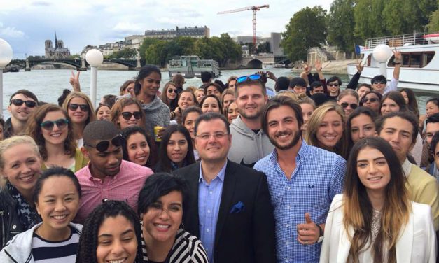 Fady Fadel avec ses étudiants de l'American Business School